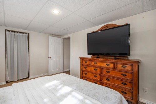 111-323 4 Avenue, Strathmore, AB - Indoor Photo Showing Bedroom