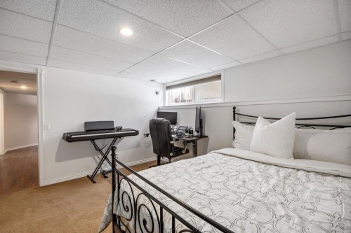 111-323 4 Avenue, Strathmore, AB - Indoor Photo Showing Bedroom