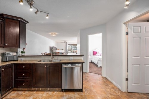 111-323 4 Avenue, Strathmore, AB - Indoor Photo Showing Kitchen With Double Sink