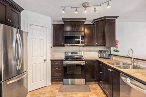 111-323 4 Avenue, Strathmore, AB - Indoor Photo Showing Kitchen With Stainless Steel Kitchen With Double Sink