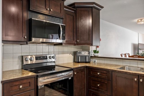 111-323 4 Avenue, Strathmore, AB - Indoor Photo Showing Kitchen