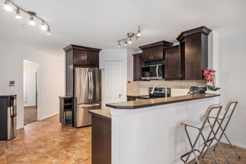 111-323 4 Avenue, Strathmore, AB - Indoor Photo Showing Kitchen With Stainless Steel Kitchen