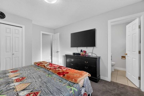 8 Malvern Crescent Ne, Calgary, AB - Indoor Photo Showing Bedroom