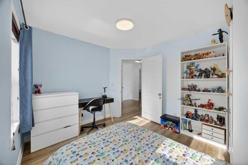 340 Prestwick Terrace Se, Calgary, AB - Indoor Photo Showing Bedroom