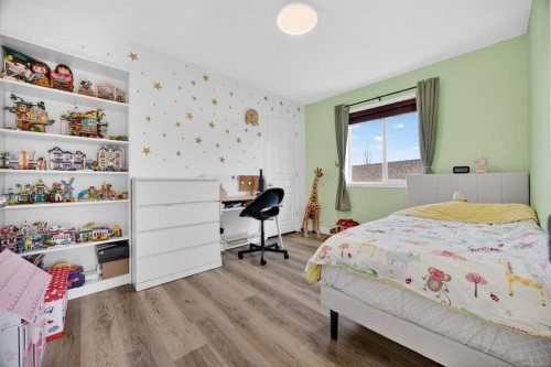 340 Prestwick Terrace Se, Calgary, AB - Indoor Photo Showing Bedroom