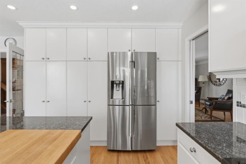 352 Oakside Circle Sw, Calgary, AB - Indoor Photo Showing Kitchen