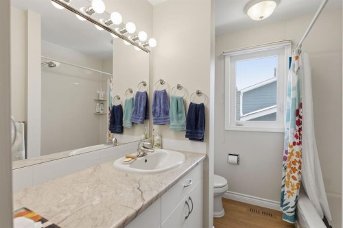 352 Oakside Circle Sw, Calgary, AB - Indoor Photo Showing Bathroom