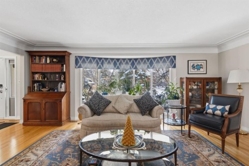 352 Oakside Circle Sw, Calgary, AB - Indoor Photo Showing Living Room