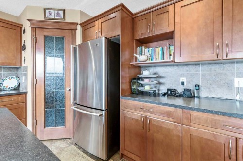 43 Sheep River Heights, Okotoks, AB - Indoor Photo Showing Kitchen