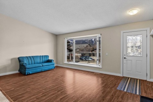 323 Hoodoo Crescent, Canmore, AB - Indoor Photo Showing Living Room