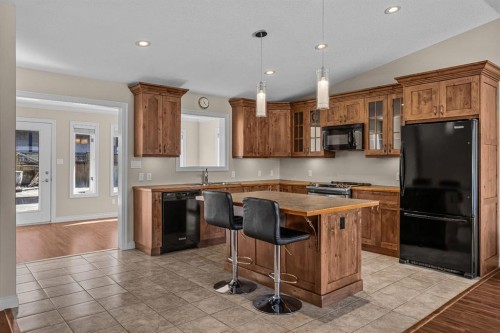 323 Hoodoo Crescent, Canmore, AB - Indoor Photo Showing Kitchen