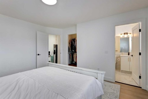 37 Royal Birch Landing Nw, Calgary, AB - Indoor Photo Showing Bedroom