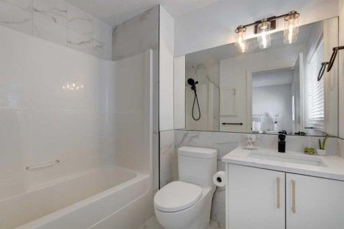 37 Royal Birch Landing Nw, Calgary, AB - Indoor Photo Showing Bathroom