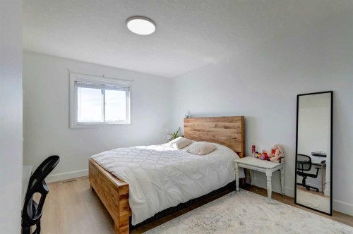 37 Royal Birch Landing Nw, Calgary, AB - Indoor Photo Showing Bedroom