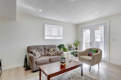 37 Royal Birch Landing Nw, Calgary, AB - Indoor Photo Showing Living Room