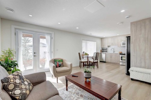 37 Royal Birch Landing Nw, Calgary, AB - Indoor Photo Showing Living Room