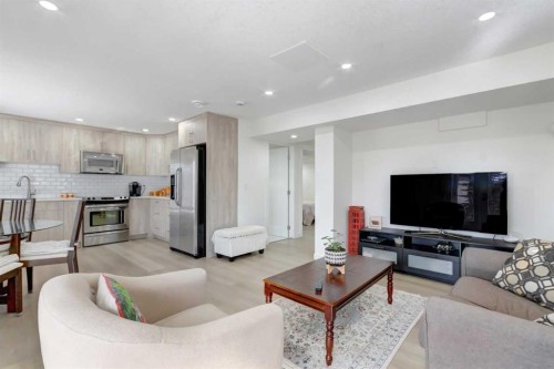 37 Royal Birch Landing Nw, Calgary, AB - Indoor Photo Showing Living Room