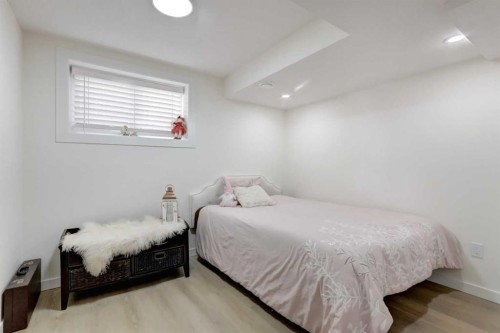 37 Royal Birch Landing Nw, Calgary, AB - Indoor Photo Showing Bedroom