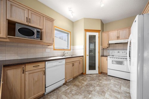 35 Scimitar Heath Nw, Calgary, AB - Indoor Photo Showing Kitchen