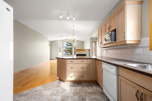 35 Scimitar Heath Nw, Calgary, AB - Indoor Photo Showing Kitchen