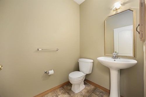 35 Scimitar Heath Nw, Calgary, AB - Indoor Photo Showing Bathroom