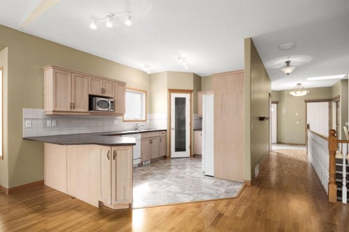 35 Scimitar Heath Nw, Calgary, AB - Indoor Photo Showing Kitchen