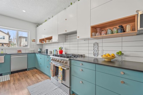 32 Chapalina Common Se, Calgary, AB - Indoor Photo Showing Kitchen With Upgraded Kitchen