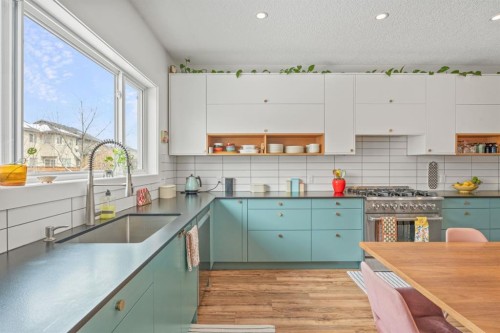 32 Chapalina Common Se, Calgary, AB - Indoor Photo Showing Kitchen With Upgraded Kitchen