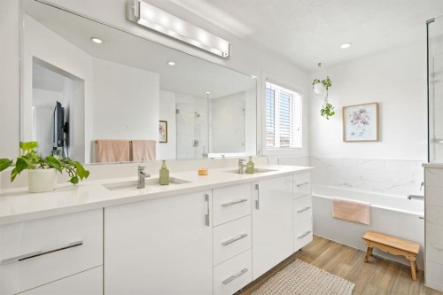 32 Chapalina Common Se, Calgary, AB - Indoor Photo Showing Bathroom