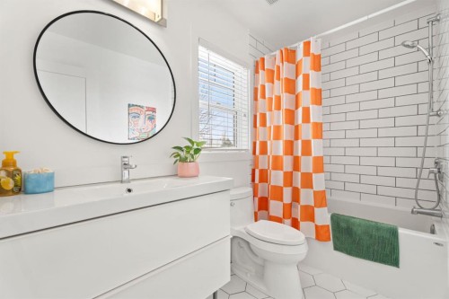 32 Chapalina Common Se, Calgary, AB - Indoor Photo Showing Bathroom