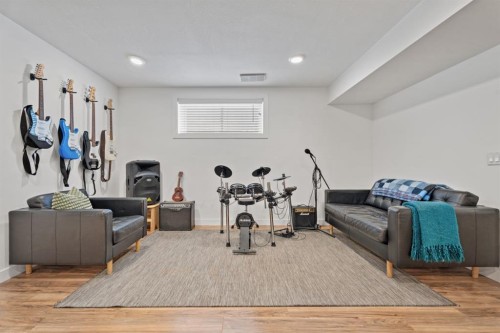 32 Chapalina Common Se, Calgary, AB - Indoor Photo Showing Other Room