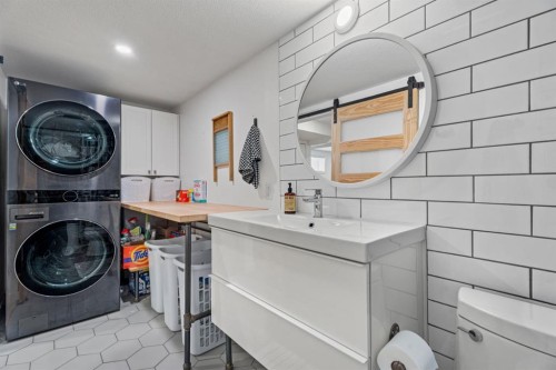 32 Chapalina Common Se, Calgary, AB - Indoor Photo Showing Laundry Room