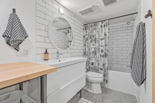 32 Chapalina Common Se, Calgary, AB - Indoor Photo Showing Bathroom