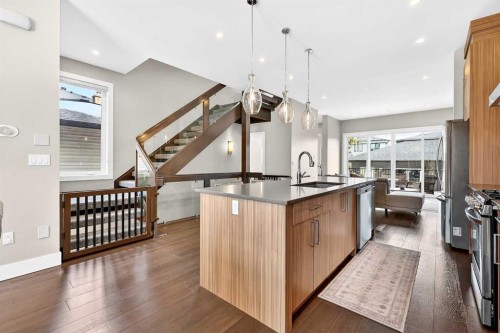 3736 44 Street Sw, Calgary, AB - Indoor Photo Showing Kitchen With Upgraded Kitchen