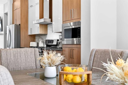 3736 44 Street Sw, Calgary, AB - Indoor