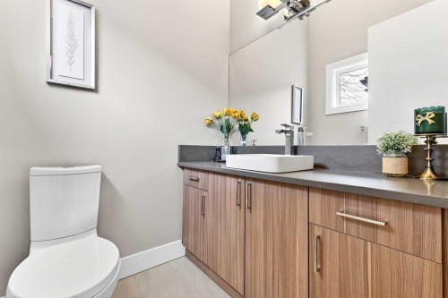 3736 44 Street Sw, Calgary, AB - Indoor Photo Showing Bathroom