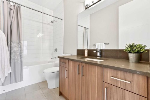3736 44 Street Sw, Calgary, AB - Indoor Photo Showing Bathroom