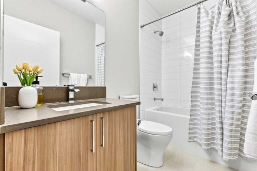 3736 44 Street Sw, Calgary, AB - Indoor Photo Showing Bathroom