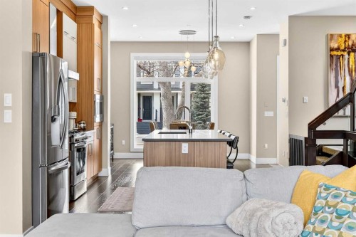 3736 44 Street Sw, Calgary, AB - Indoor