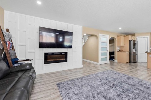 66 Royal Highland Road Nw, Calgary, AB - Indoor Photo Showing Living Room