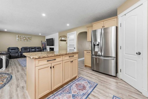 66 Royal Highland Road Nw, Calgary, AB - Indoor Photo Showing Kitchen