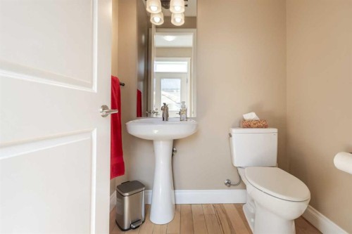 536 Quarry Park Boulevard Se, Calgary, AB - Indoor Photo Showing Bathroom