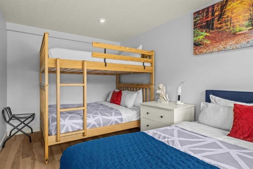 1-1406 2Nd Avenue, Canmore, AB - Indoor Photo Showing Bedroom