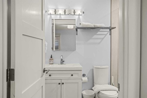 1-1406 2Nd Avenue, Canmore, AB - Indoor Photo Showing Bathroom