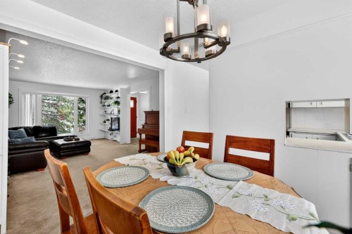 33 Warwick Drive Sw, Calgary, AB - Indoor Photo Showing Dining Room