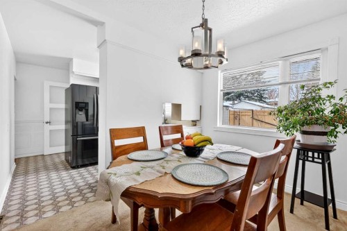 33 Warwick Drive Sw, Calgary, AB - Indoor Photo Showing Dining Room