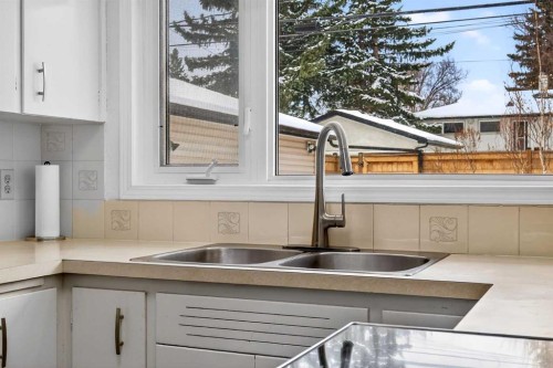 33 Warwick Drive Sw, Calgary, AB - Indoor Photo Showing Kitchen With Double Sink