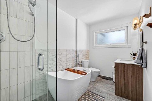 33 Warwick Drive Sw, Calgary, AB - Indoor Photo Showing Bathroom