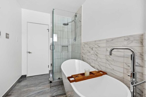 33 Warwick Drive Sw, Calgary, AB - Indoor Photo Showing Bathroom