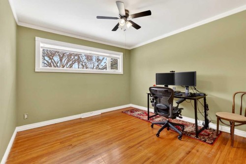 33 Warwick Drive Sw, Calgary, AB - Indoor Photo Showing Office